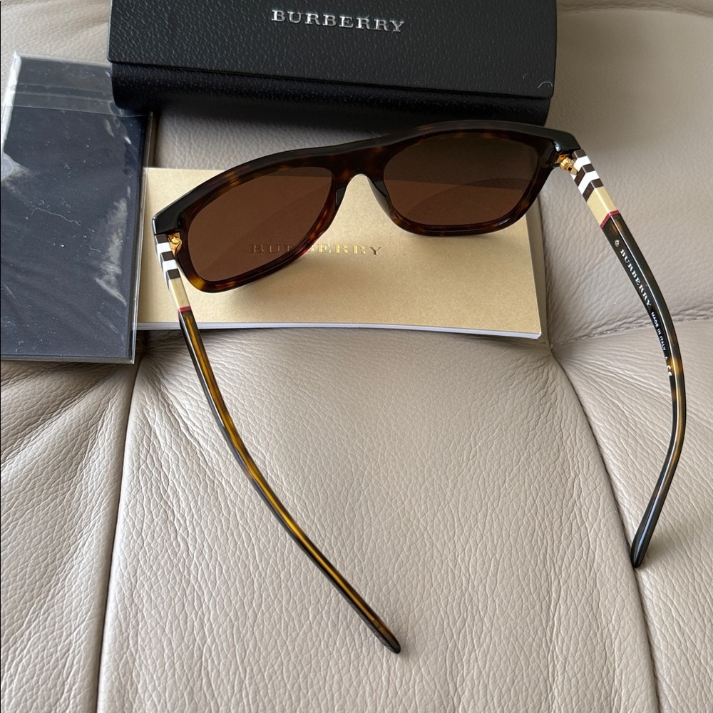 Burberry women Brown Sunglasses with Black Accents. Authentic. New - Picture 2 of 5